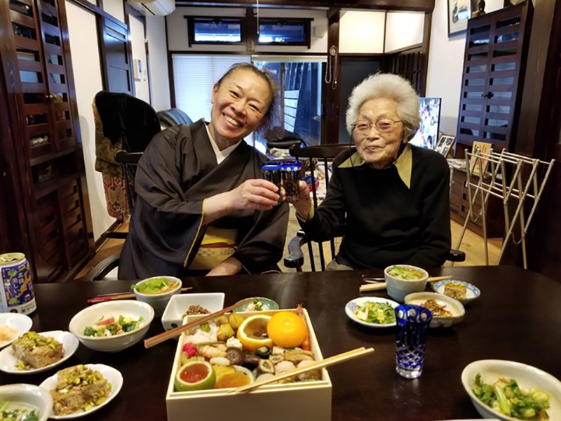 7年間、母（右）の遠距離介護をしてきた柴田さん（左）（写真提供／柴田理恵さん）