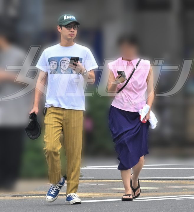 何かを調べながら歩くふたり（2026年7月）