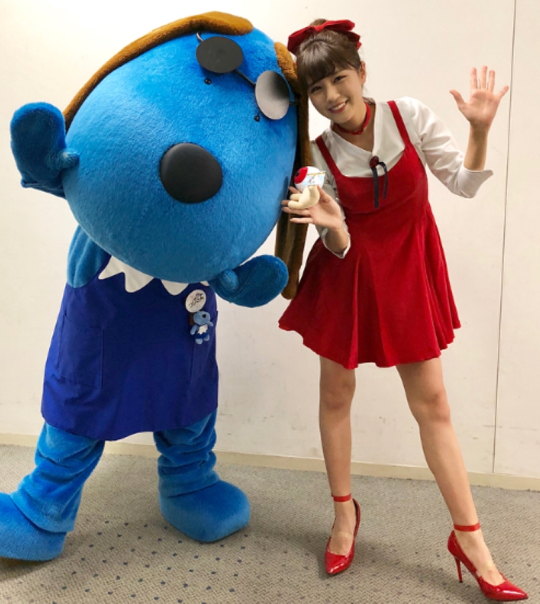 ねこ娘のコスプレでも超マイクロミニを（堤アナのInstagramより）
