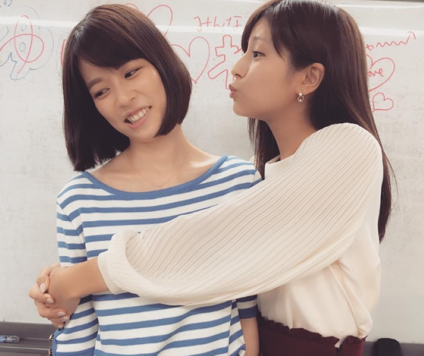 同期のアナにキスを迫る（堤アナのInstagramより）