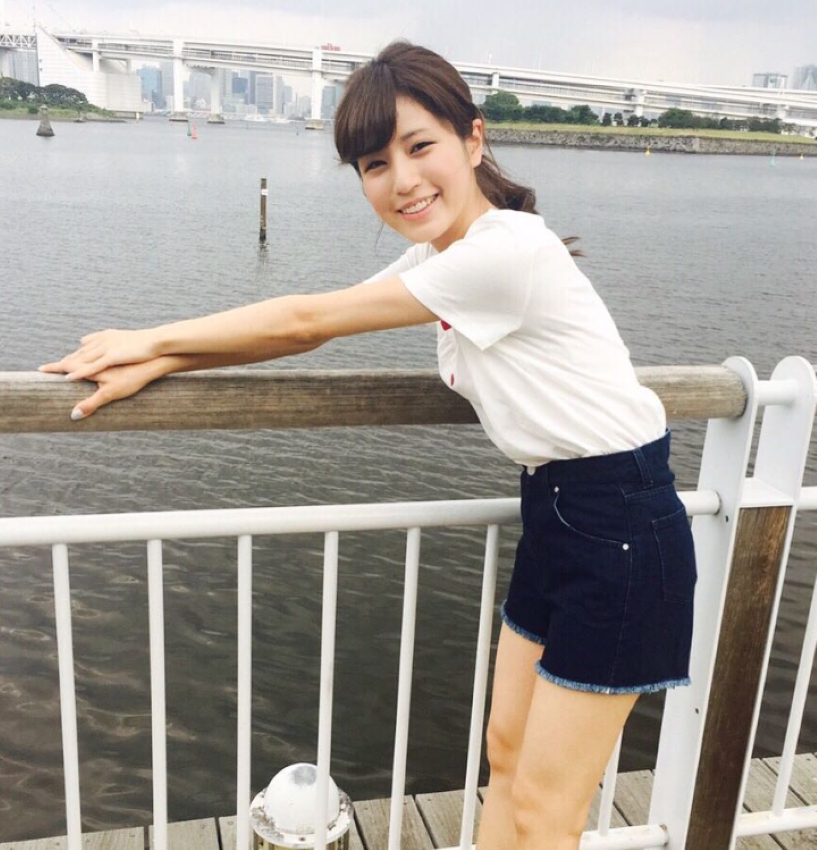 新人の頃の私服か（堤アナのInstagramより）