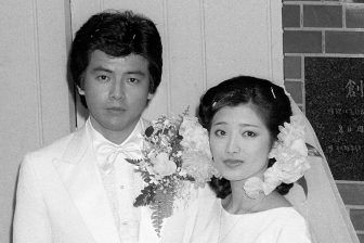 三浦友和＆百恵さんの結婚式の引き出物がフリマサイトに出品　過去には“母親が代筆したファン宛て…