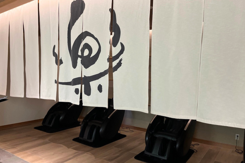 大浴場すぐ横にあるマッサージチェアエリア