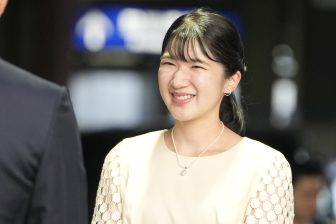 《白くて発光されているよう》愛子さま「オールホワイト」スーツスタイルがまぶしい「2年ぶり伊勢路」の輝き