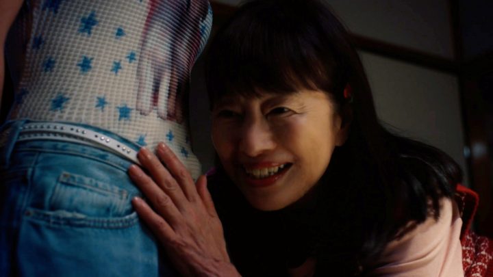 怪演を見せるかたせ(写真提供：テレビ東京)
