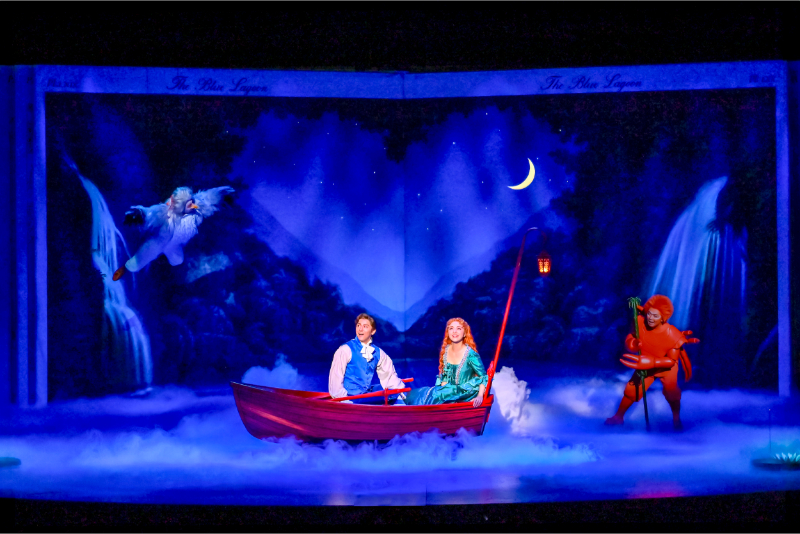 まるで巨大な絵本を開いているかのよう。背景には大きなハートが　（C）Disney 撮影／阿部章仁　