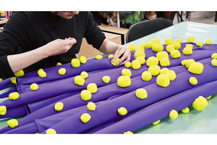 大きさの異なる吸盤を手作業で縫い付けて補強していく