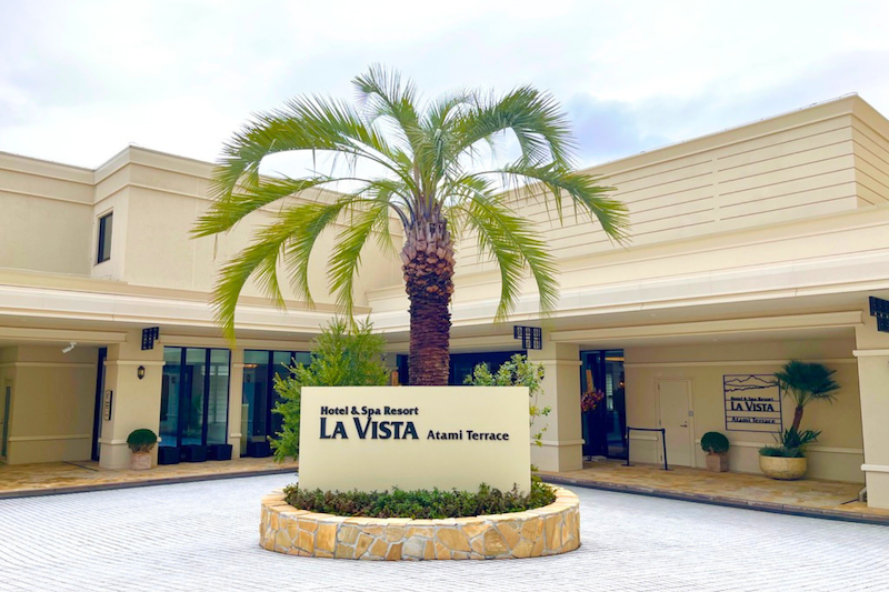 「セントラルスクエア」のフロント階にある車寄せ。熱海駅から徒歩でアクセスした場合はこちらに到着する