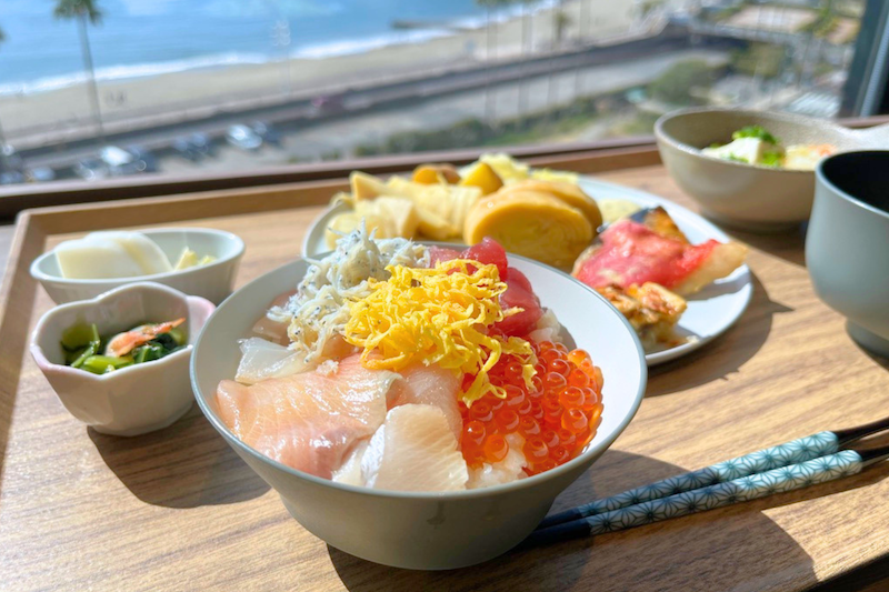 朝食バイキングでは、名物“イクラのかけ放題”でマイ海鮮丼づくりを！