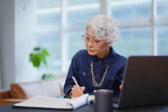 《50代からの仕事につながる》使える資格・儲かる資格をリアルケースで紹介！　就職で有利な「医…
