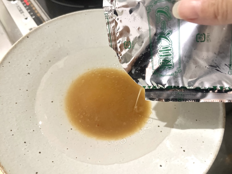 スープの用意は簡単！冷水に液体スープを加えて混ぜるだけ。