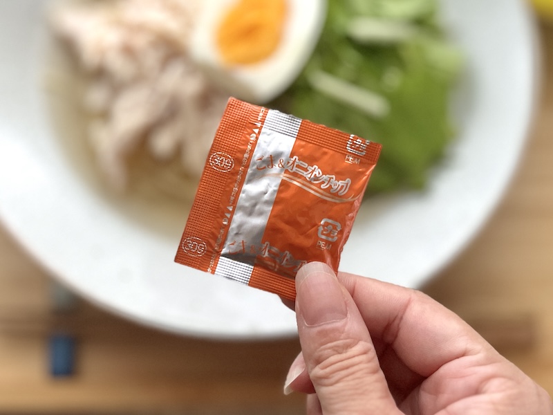 付属のごま＆オニオンチップは、忘れずにふりかけて！
