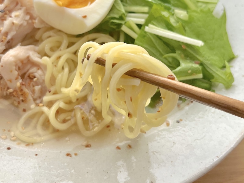 麺は3分茹でてから冷水でしめます。チルド麺ならではのつるっとなめらかな食感もお気に入り！