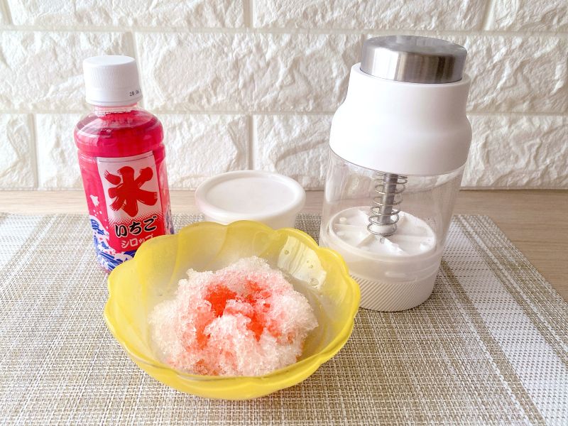 スタンダードプロダクツの新商品「かき氷も作れるスライサー」（770円・税込）で作った一人分のかき氷。コンパクトな本体から、ふわふわの氷が完成