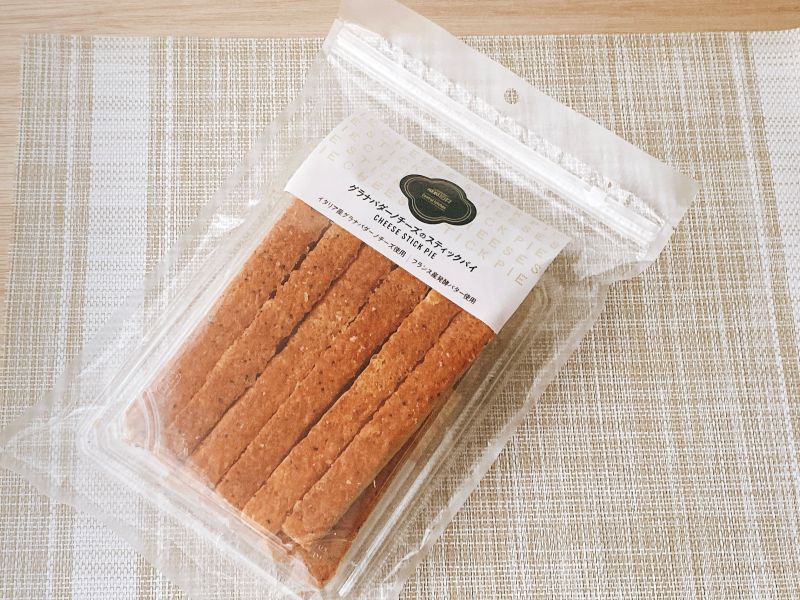 「成城石井自家製 グラナパダーノチーズのスティックパイ」（12本入り、1069円・税込）