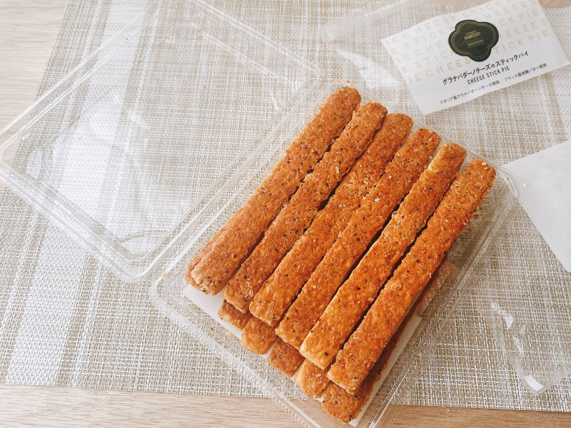 大きな袋の中には、パイが入ったプラスチックパックが。おかげでパイの形が崩れず、きれいな状態で味わえる