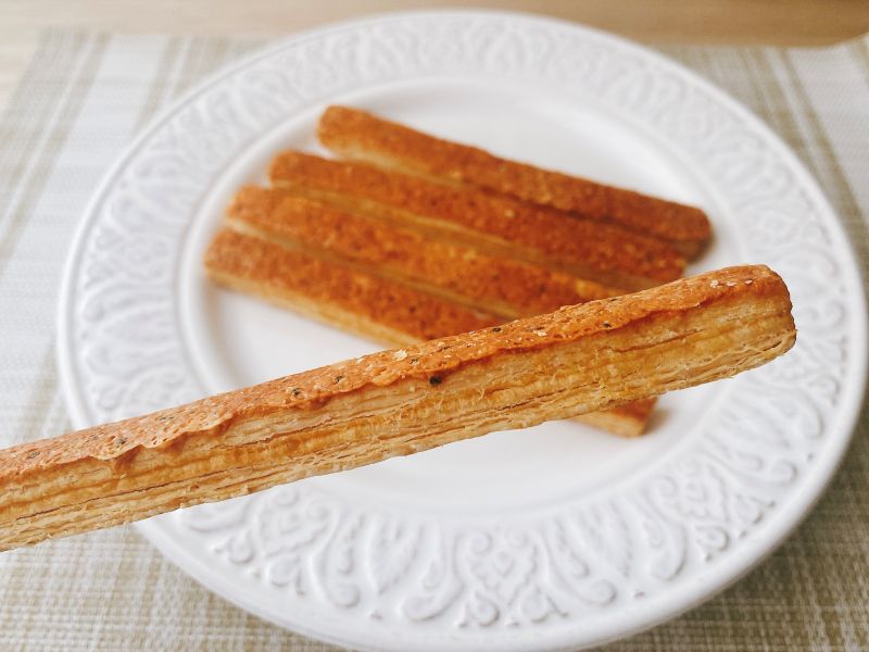 ひと口食べるとサクッ、パリッ！軽やかな食感のあとに、チーズの濃厚な旨みがふわっと広がります