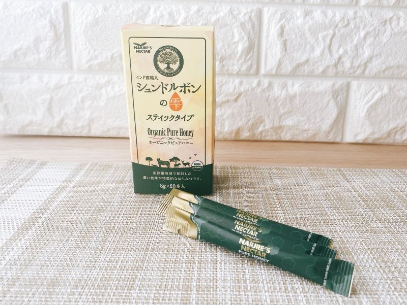 業務スーパーで購入した「シュンドルボンの雫」。8g入りのスティックタイプは1本ずつ使い切れるので、少量の蜂蜜を楽しみたいときに便利