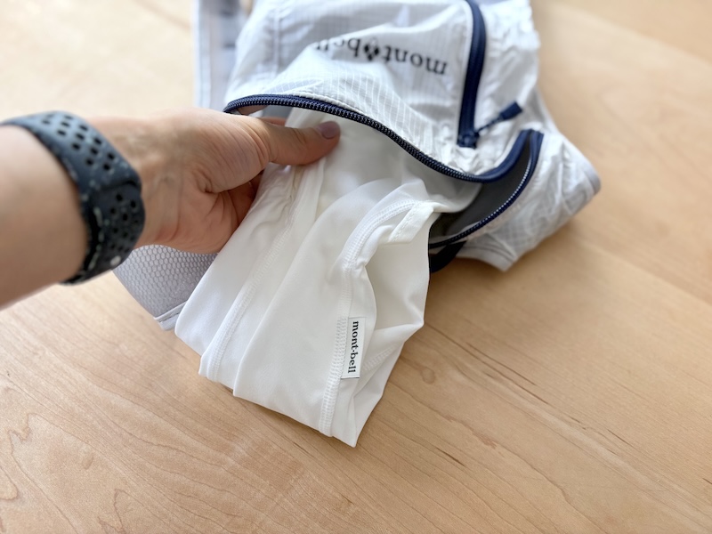 畳めばコンパクトになるので、日差しが弱い日も冷房対策としても持ち歩いている
