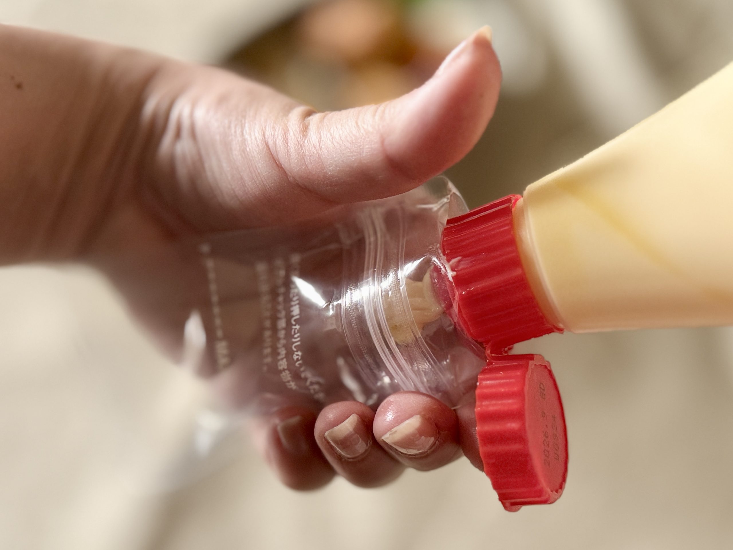 調味料を入れます。注意点をよく見たら、マヨネーズの先端のキャップははずした方がいいらしい…だから入れにくかったのか！たしかに、キャップが付いたままだと袋の口が小さくて奥まで差し込めず、調味料がチャック部分についてしまうことがありそう