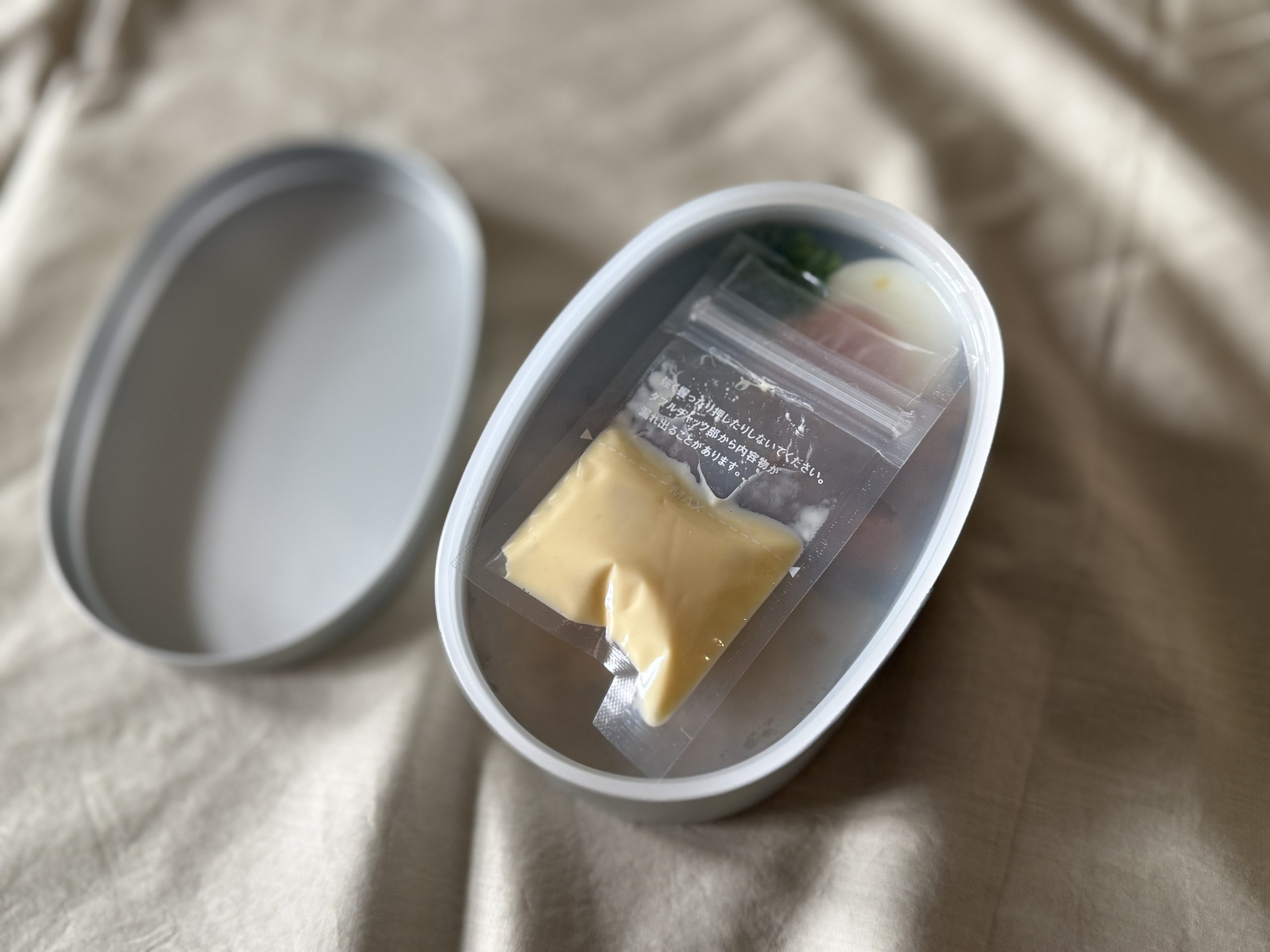 お弁当箱にセットするだけ。『無印良品』の「アルミお弁当箱・大」の場合、内蓋の上にセットできます