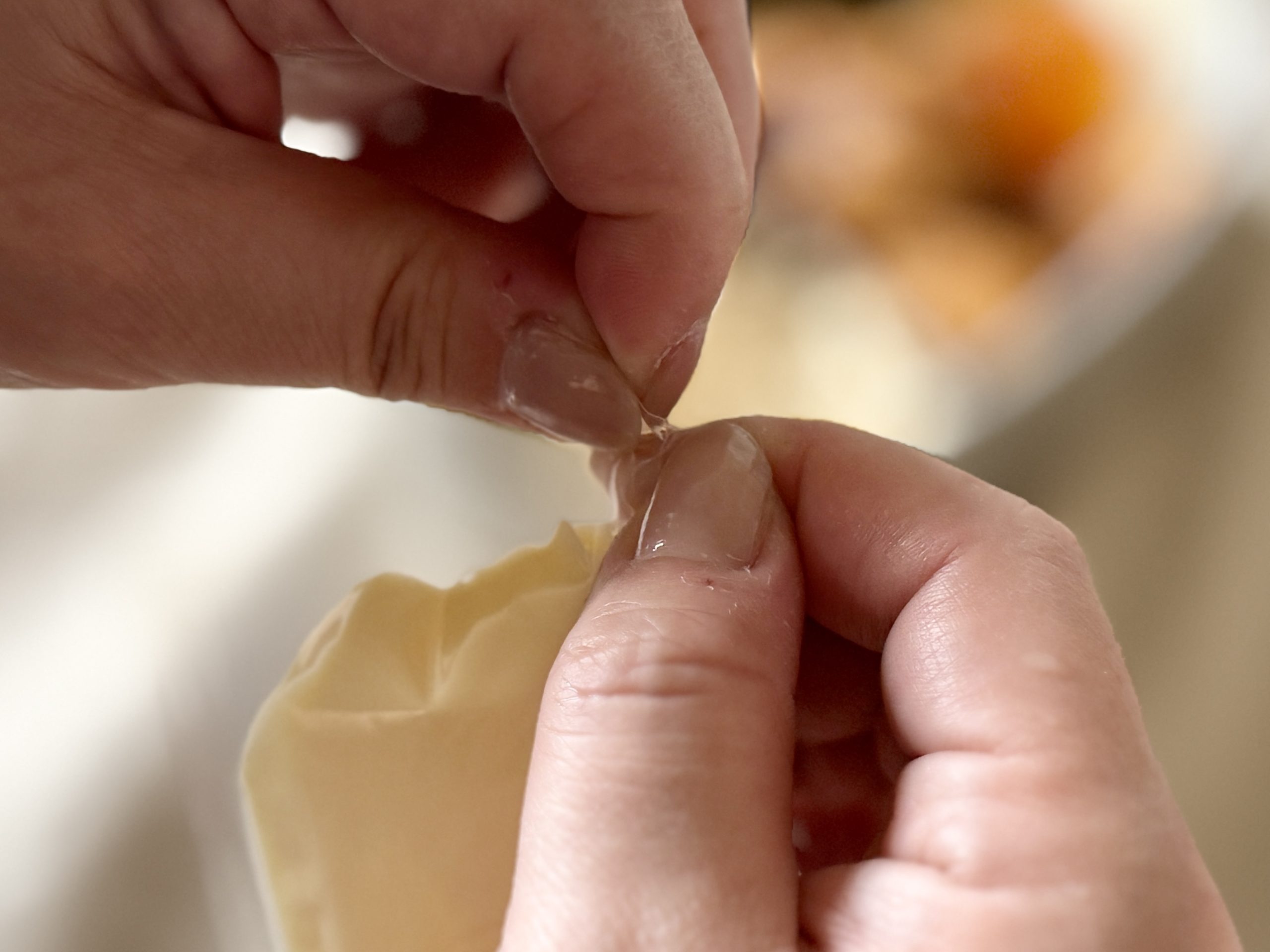 使う時は先端の切れ込みから開けて使います