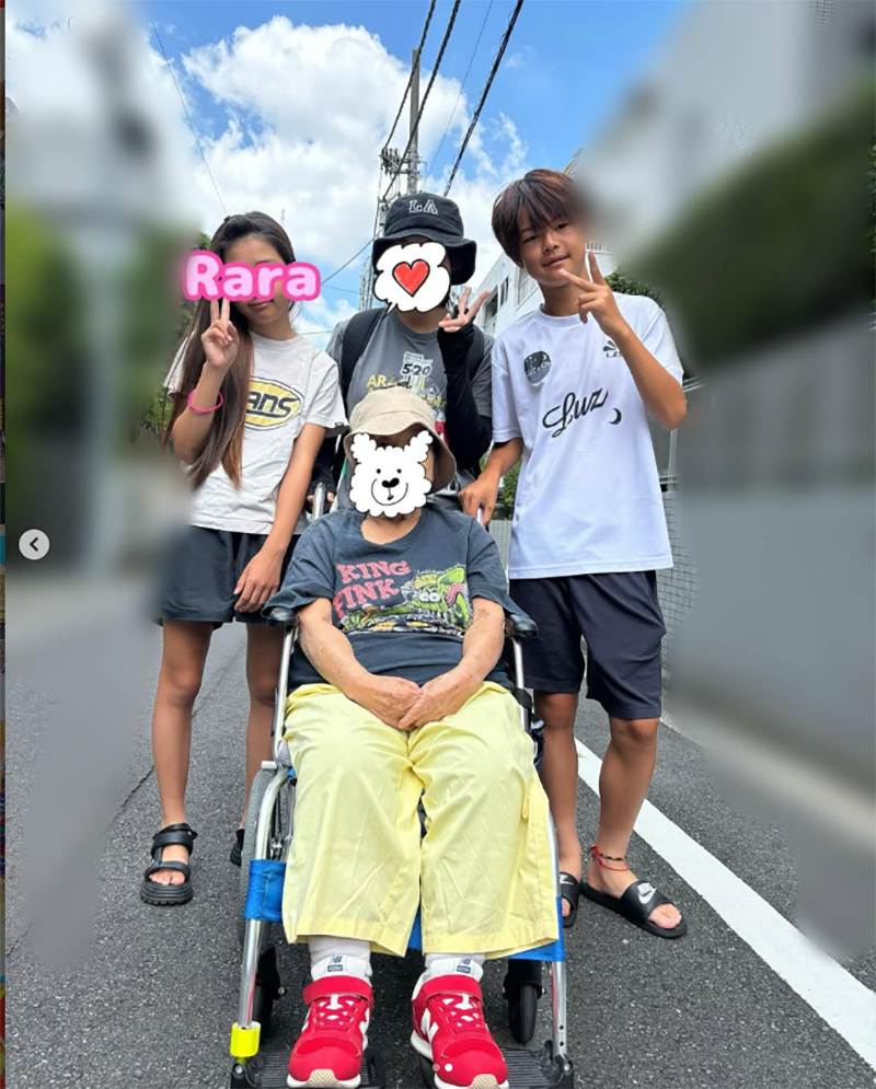 子供たちでみよ子さんを囲んでの一枚（中央上は松嶋の姪。松嶋のインスタグラムより）
