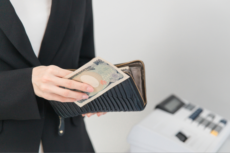 現金派に回帰するオバ記者（写真／イメージマート）