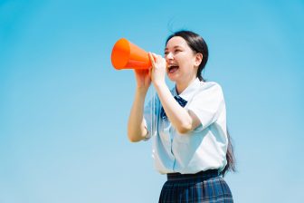 《真夏の高校野球は安全なのか》「心配なのは選手の熱中症だけじゃない」「スタンドの高齢者は睡…