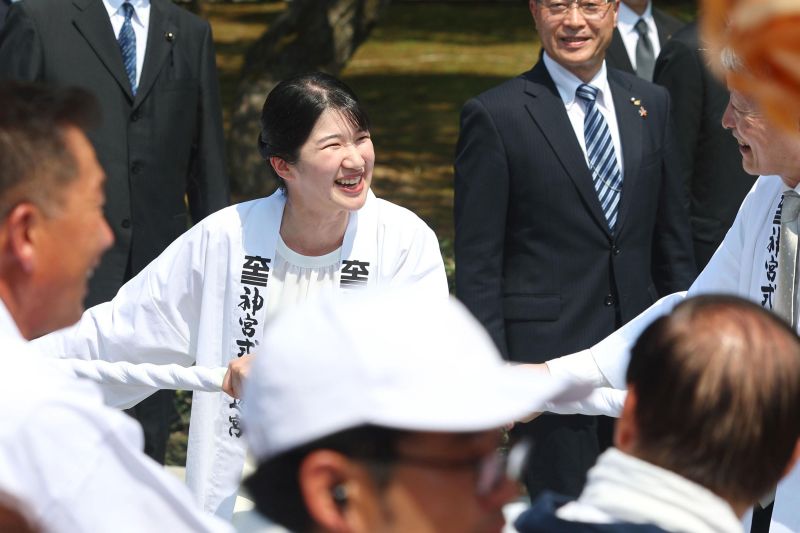 法被姿で綱を引かれる愛子さま。（2026年8月、写真／共同通信）
