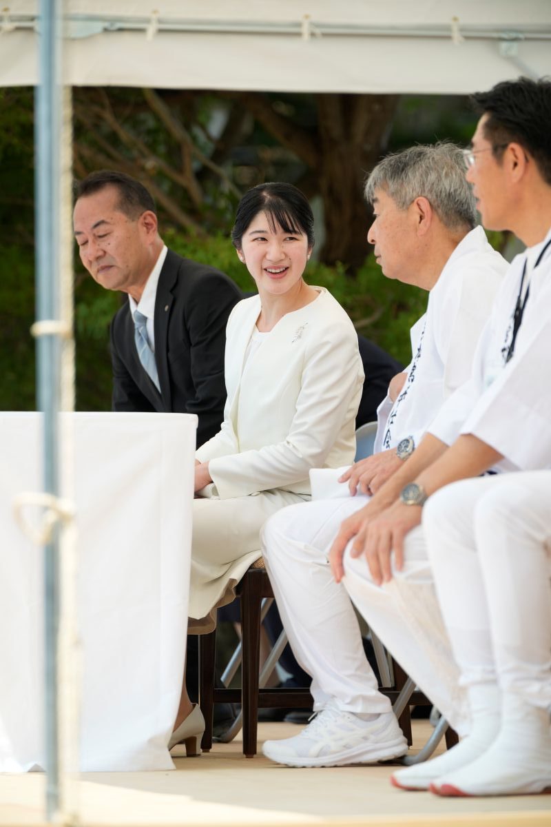 お木曳行事を視察される愛子さま。（2026年8月、写真／JMPA）