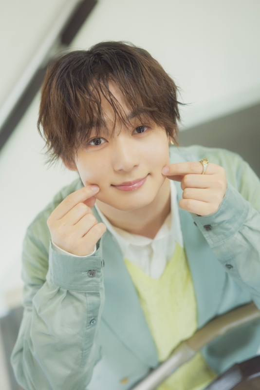 愛嬌たっぷりに頬をむにっと掴む太田さん（撮影／田中智久）