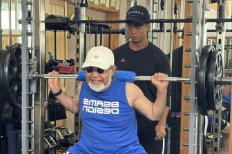90kgのバーベルを担ぐ78才現役医師が語る健康長寿のコツ「トイレに行くたびにワイドスクワットを…