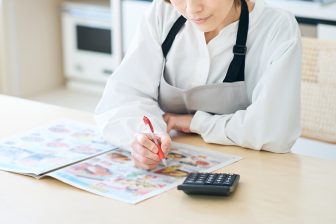 《食費・通信費を削減》「献立はAIに決めてもらう」「スマホの家族割引は損？」…節約の賢人が伝授…