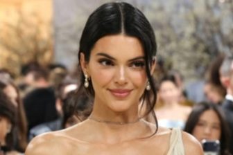 《「はしたない」「女性にプレッシャーだ」》インフルエンサーの「見せブラ」欧米で流行中だが賛否も渦巻く