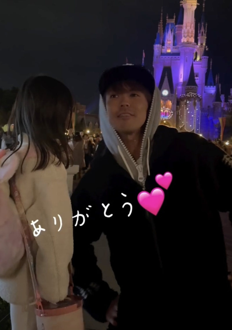 娘とディズニーランドを楽しむ良太郎さん（良太郎さんのインスタグラムより）