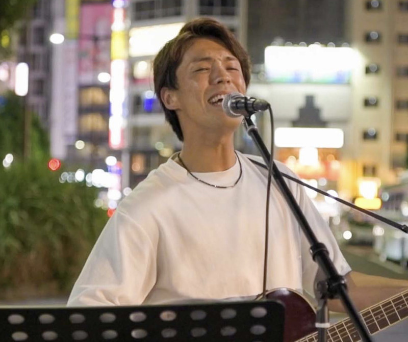 路上ライブも行っていた（良太郎さんのインスタグラムより）