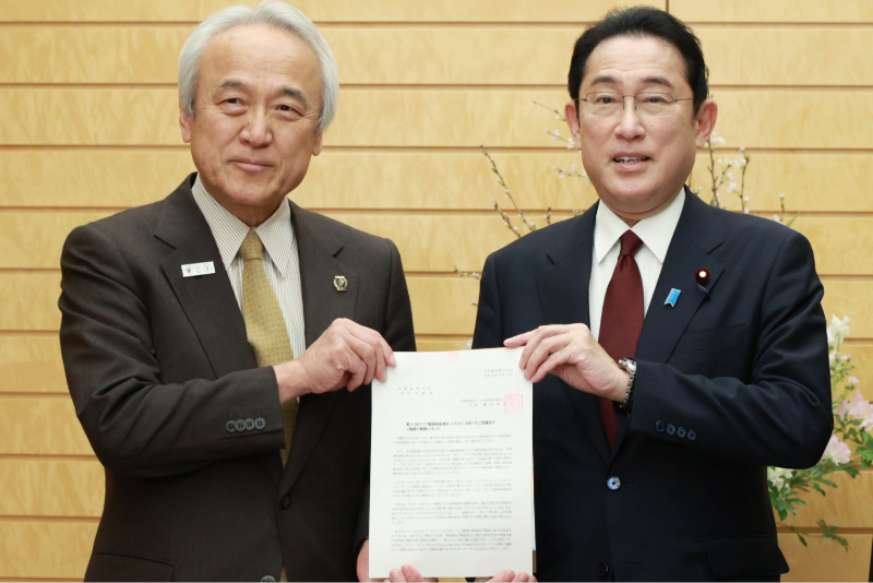 藏内勇夫氏（左）と岸田文雄元首相（右）（時事通信フォト）