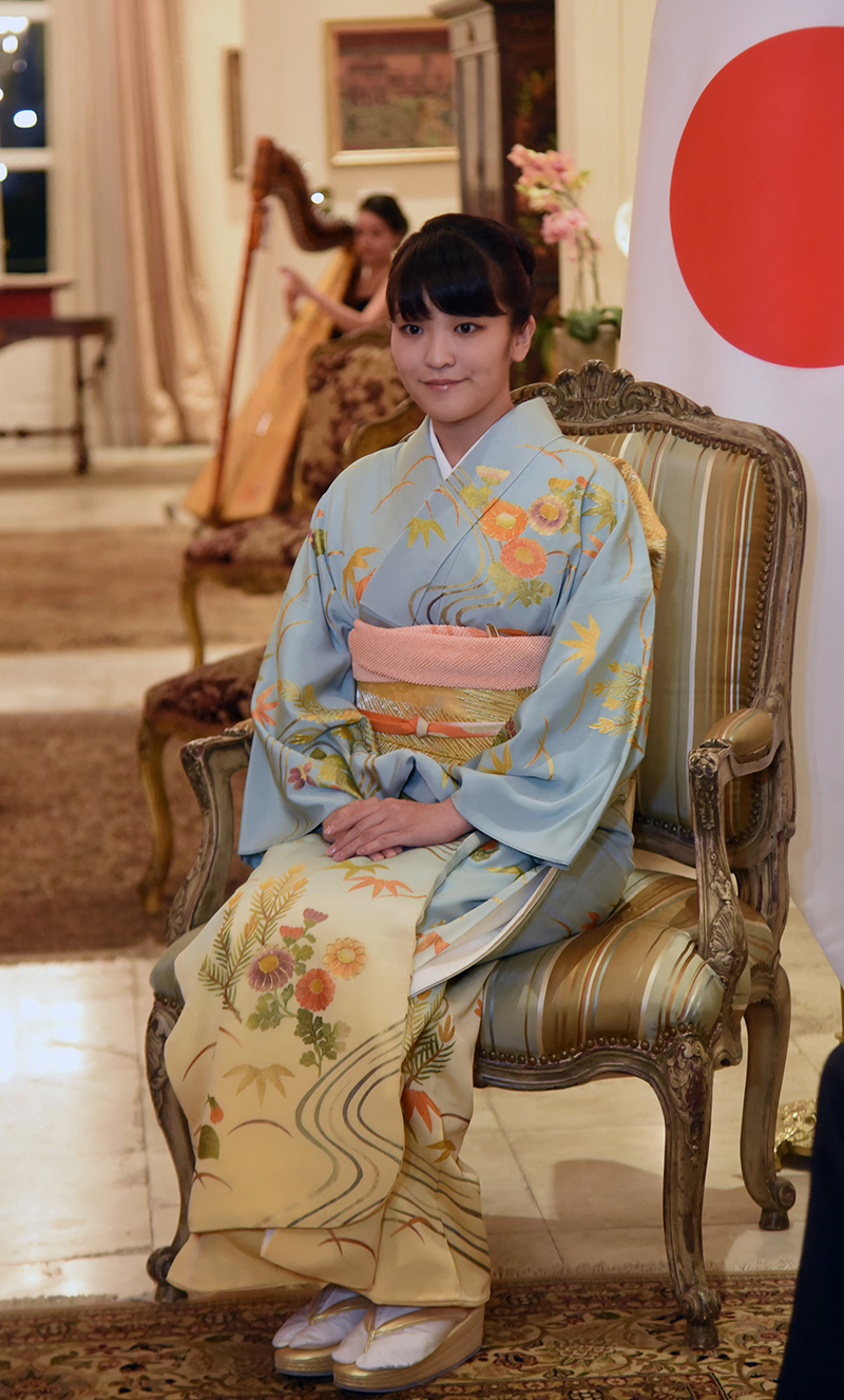 着物姿の眞子さん（時事通信フォト）