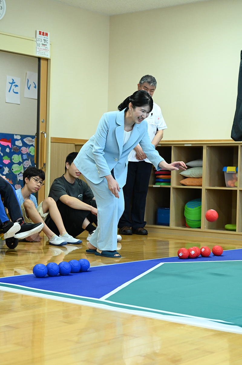 ボッチャのボールを投げられる愛子さま。見事な一投に、子供たちも大盛り上がり（2026年8月、滋賀県米原市。撮影／JMPA）