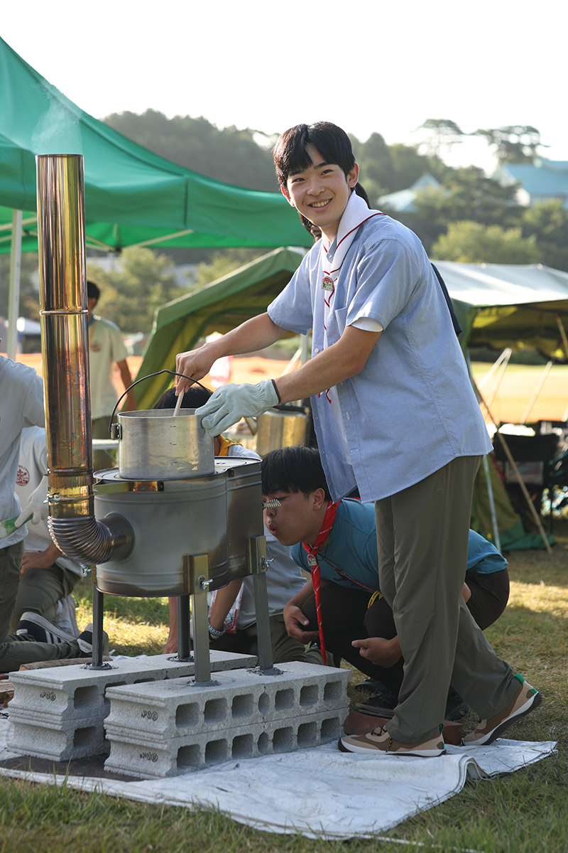 豚汁作りにチャレンジされた悠仁さま（2026年8月、広島県神石郡。撮影／JMPA）&nbsp;