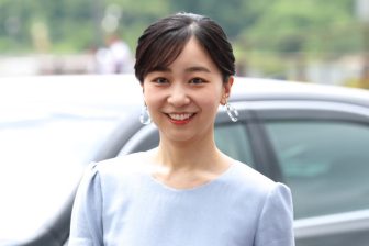 《歩く度に揺れるマーメイドライン》佳子さま「シースルー素材ワンピ」でも証明された「絶大な完…