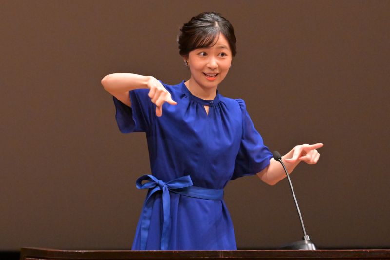 ウエストのリボンがアクセント。（2026年8月、写真／JMPA）