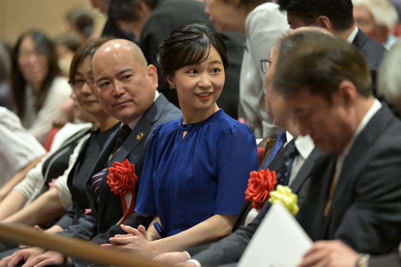 関係者とお話される佳子さま。（2026年8月、写真／JMPA）