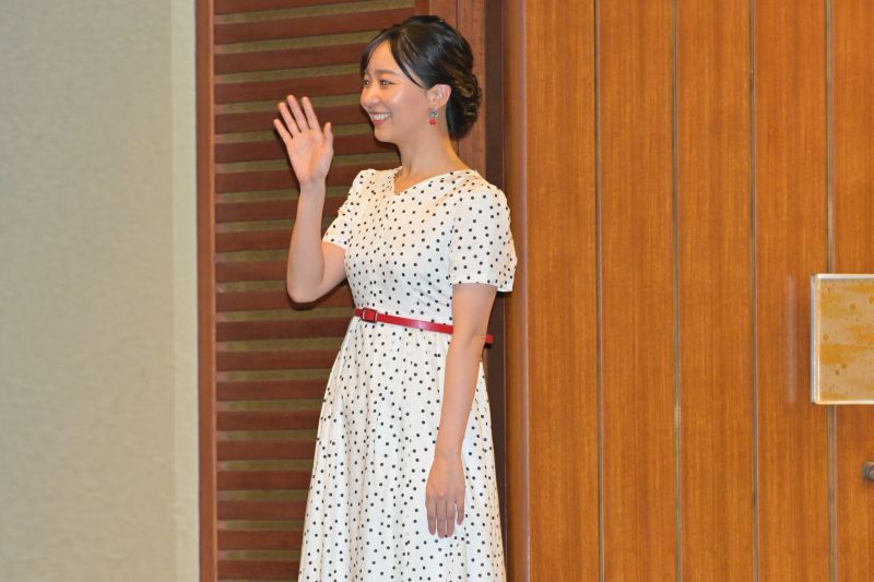 水玉のワンピースに赤を差し色で。（2026年8月、写真／JMPA）