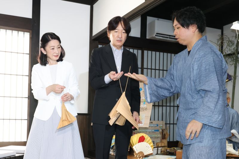職人の説明を聞かれるおふたり。（2026年8月、写真／JMPA）