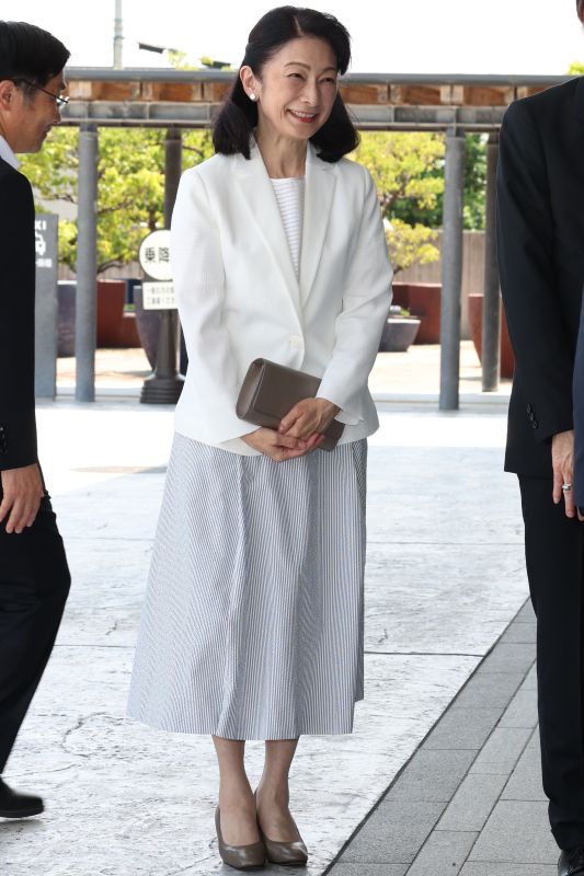 パールのイヤリングで清楚に。（2026年8月、写真／JMPA）