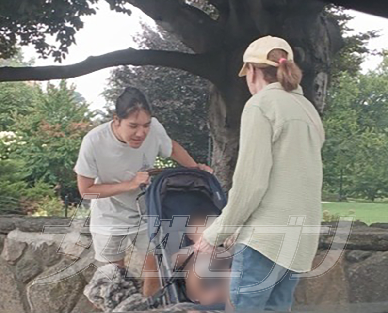 散歩中、地元住民と親しげに話していたという圭さん（2026年7月）