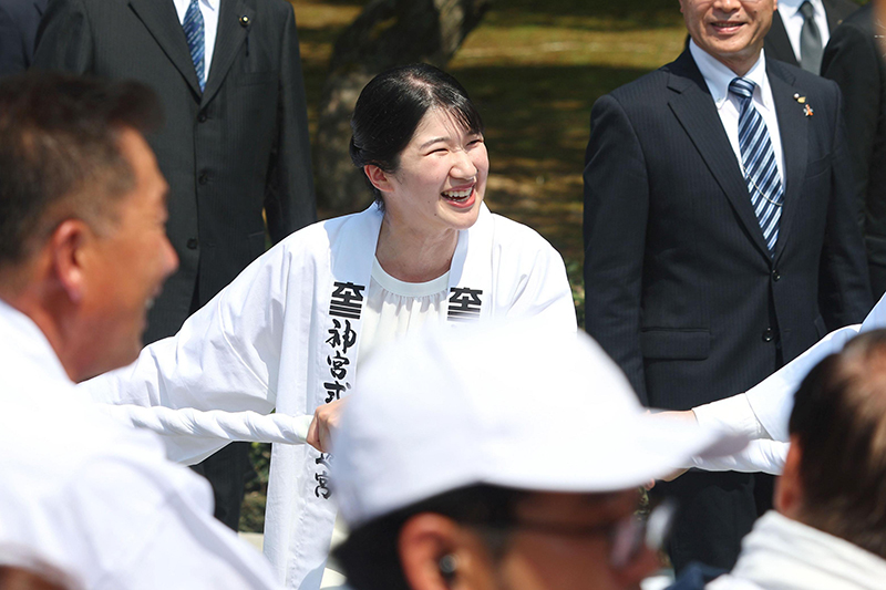 法被姿で綱を引かれる愛子さま（2026年8月、三重県伊勢市。写真／共同通信社）