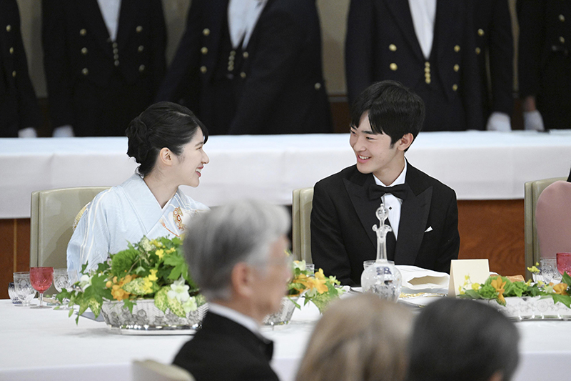 宮中晩餐会で、悠仁さまに声をかけられる愛子さま（2026年5月、東京・千代田区。写真／共同通信社 ）